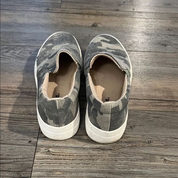 Soda Camouflage Slip-On Sneakers - Picture 5 of 6